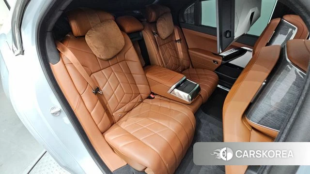 BMW 7 Series (G70) 2023 Светло-серебряный цвет из Кореи, фото 2