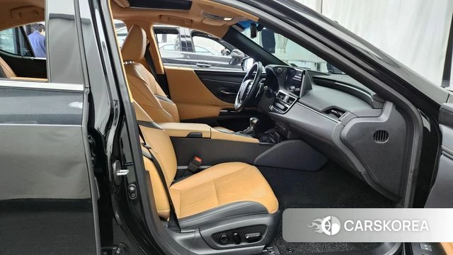 Lexus ES300h 7th generation 2022 Черный из Кореи, фото 2