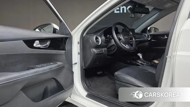 Kia The New K3 2nd generation 2021 Белый из Кореи, фото 2