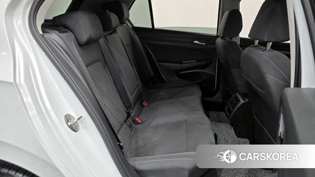 Volkswagen Golf 8th Generation 2024 Белый из Кореи, фото 2