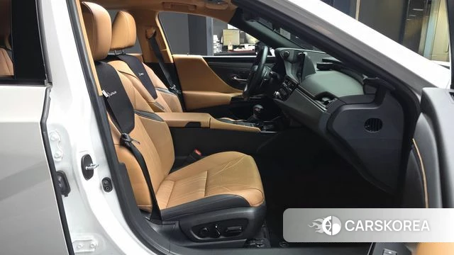 Lexus ES300h 7th generation 2021 Белый из Кореи, фото 2