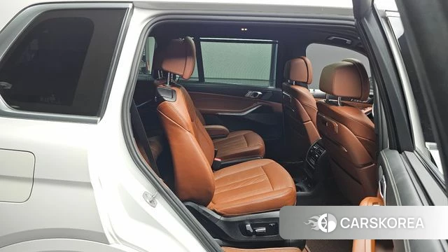 BMW X7 (G07) 2023 Белый из Кореи, фото 2