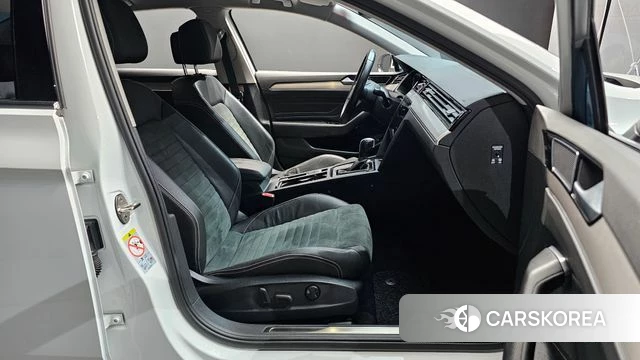 Volkswagen Passat GT (B8) 2022 Белый из Кореи, фото 2