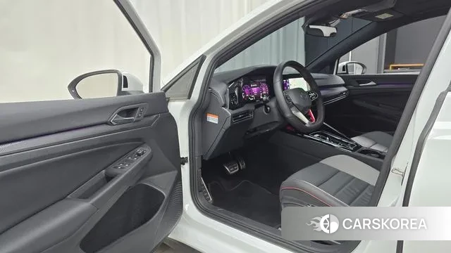 Volkswagen Golf 8th Generation 2024 Белый из Кореи, фото 2