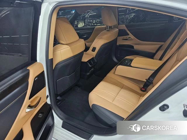 Lexus ES300h 7th generation 2025 Белый из Кореи, фото 2