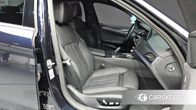 BMW 5 Series (G30) 2023 Черный из Кореи, фото 2