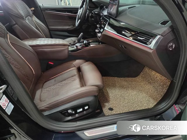 BMW 5 Series (G30) 2023 Черный из Кореи, фото 2