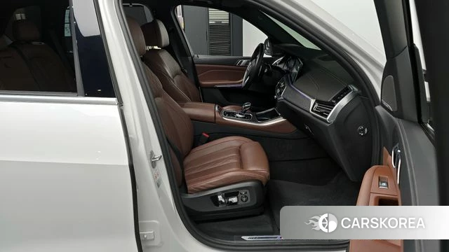 BMW X5 (G05) 2023 Белый из Кореи, фото 2