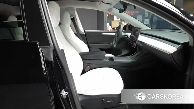 Tesla Model Y 2023 Черный из Кореи, фото 2