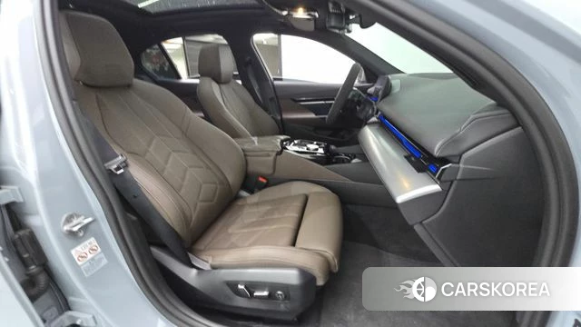 BMW 5 Series (G60) 2024 Серебристо-серый из Кореи, фото 2