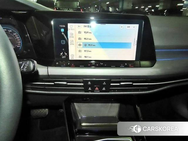 Volkswagen Golf 8th Generation 2023 Белый из Кореи, фото 2