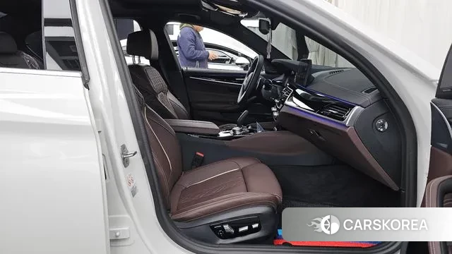 BMW 5 Series (G30) 2022 Белый из Кореи, фото 2