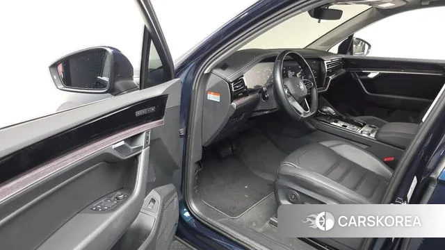 Volkswagen Touareg 3rd generation 2023 Синий из Кореи, фото 2