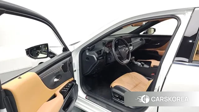 Lexus ES300h 7th generation 2024 Белый из Кореи, фото 2