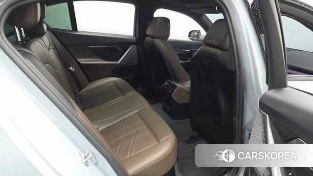 BMW 5 Series (G60) 2025 Светло-серебряный цвет из Кореи, фото 2