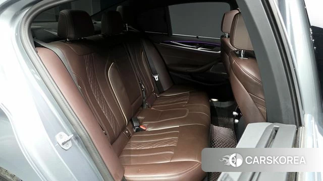 BMW 5 Series (G30) 2023 Серебристо-серый из Кореи, фото 2