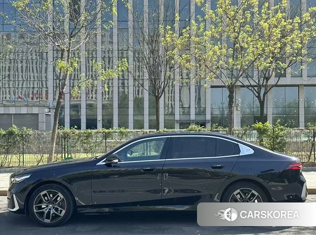 BMW 5 series 2025 Черный из Китая, фото 2
