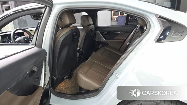 BMW 5 Series (G60) 2025 Серебристо-серый из Кореи, фото 2