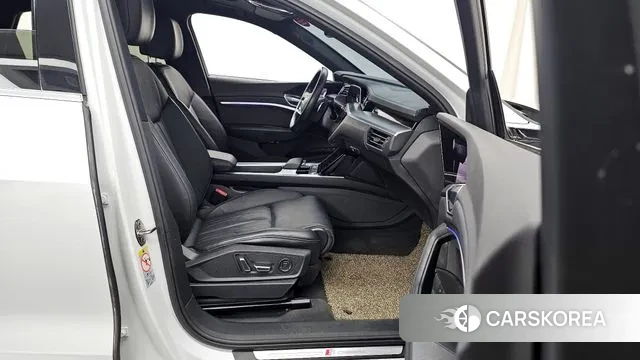 Audi e-Tron 2022 Белый из Кореи, фото 2