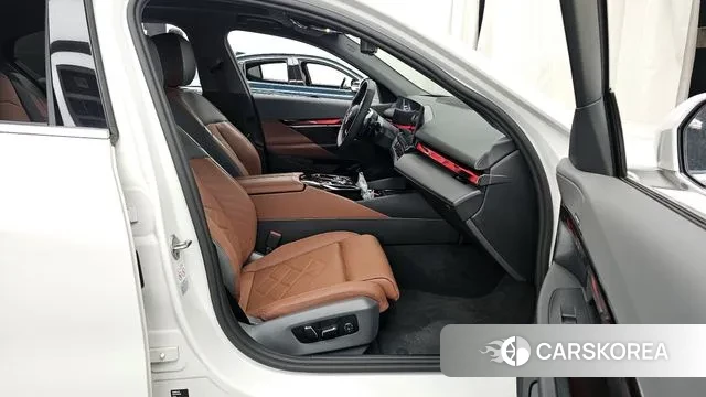 BMW 5 Series (G60) 2024 Белый из Кореи, фото 2