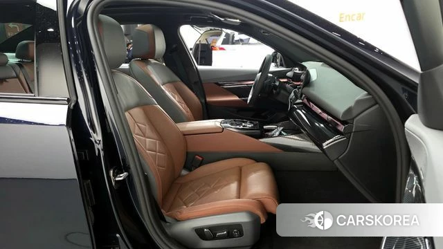 BMW 5 Series (G60) 2025 Черный из Кореи, фото 2