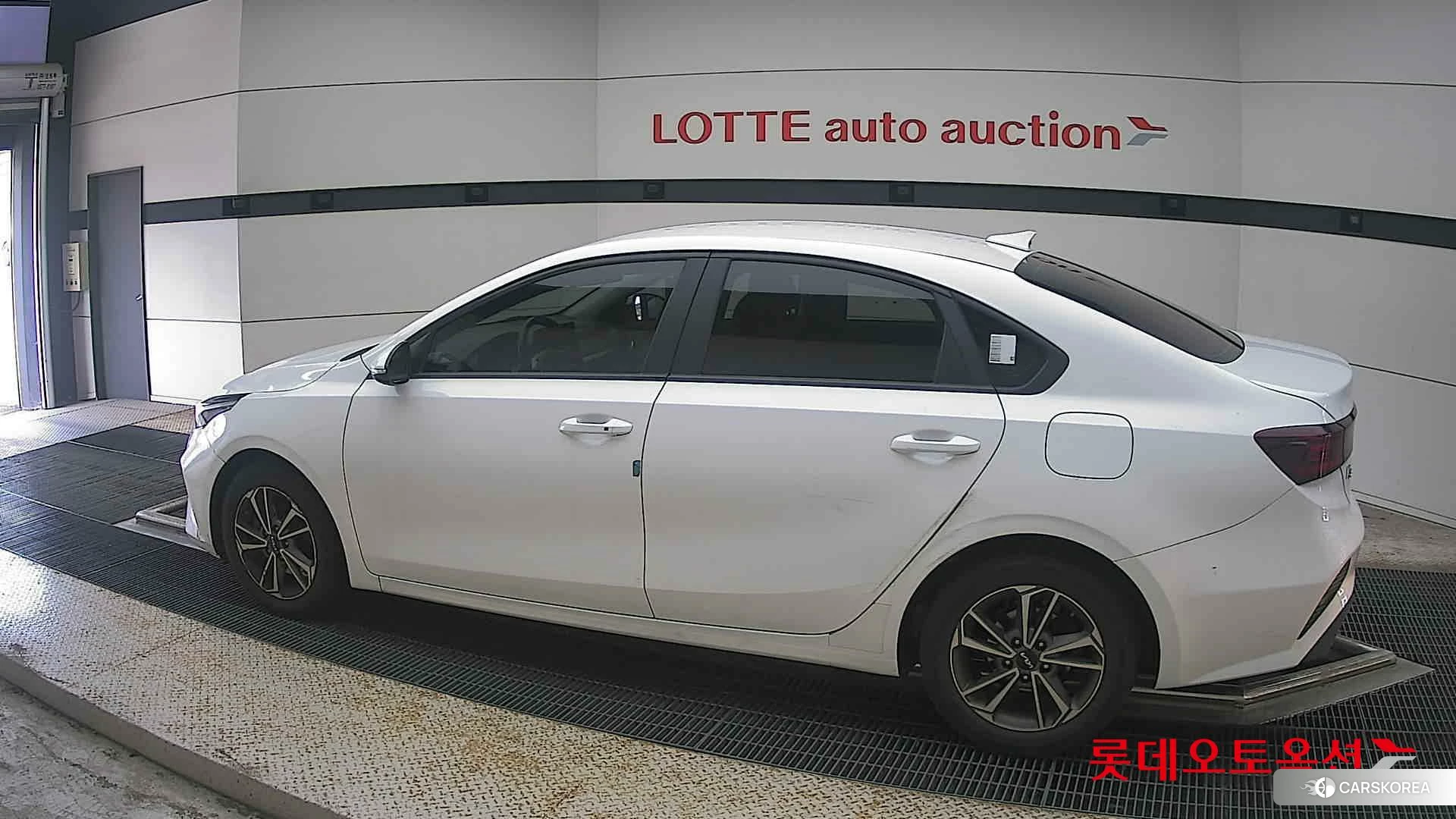 Kia K3 2022 Snow White Pearl из Кореи, фото 2