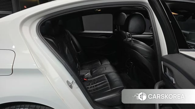 BMW 5 Series (G30) 2018 Белый из Кореи, фото 2