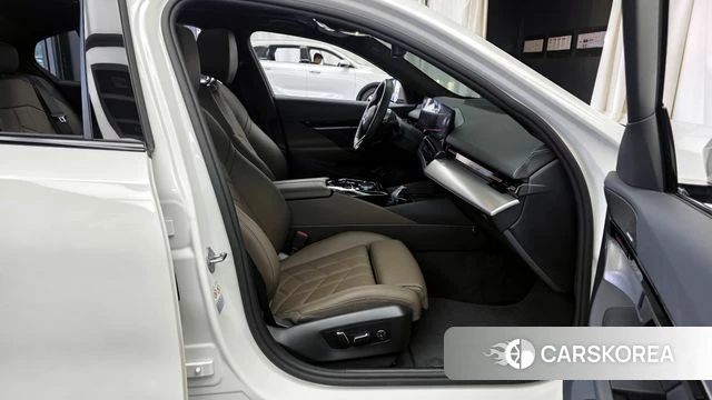 BMW 5 Series (G60) 2024 Белый из Кореи, фото 2