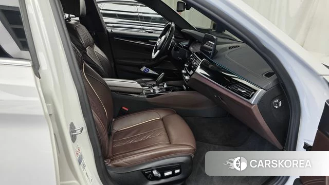 BMW 5 Series (G30) 2022 Белый из Кореи, фото 2
