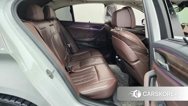 BMW 5 Series (G30) 2022 Белый из Кореи, фото 2