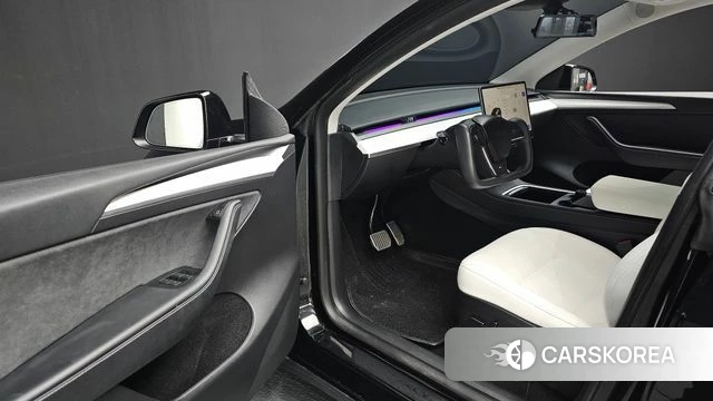 Tesla Model Y 2023 Черный из Кореи, фото 2