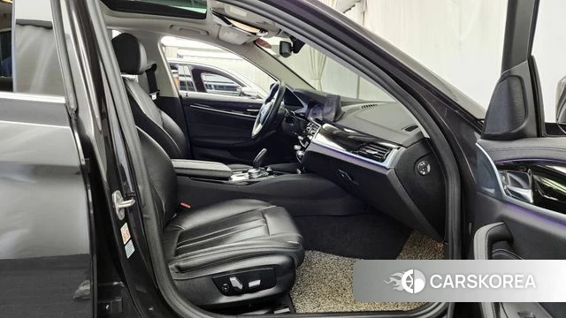 BMW 5 Series (G30) 2019 Серый из Кореи, фото 2