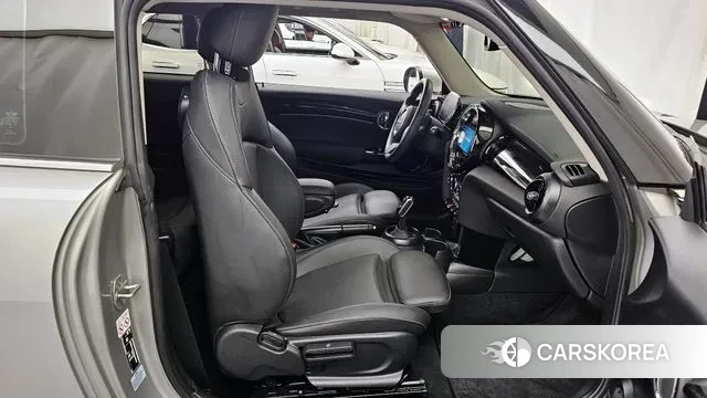 Mini Cooper 2023 Серебряный из Кореи, фото 2