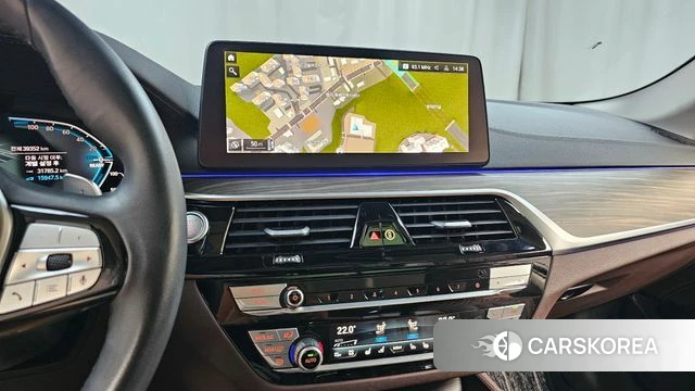 BMW 5 Series (G30) 2023 Белый из Кореи, фото 2
