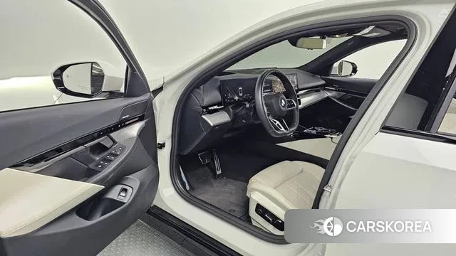 BMW 5 Series (G60) 2024 Белый из Кореи, фото 2