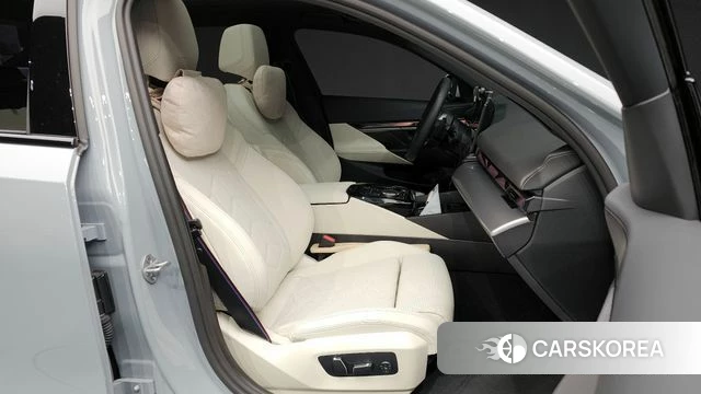 BMW 5 Series (G60) 2024 Светло-серебряный цвет из Кореи, фото 2