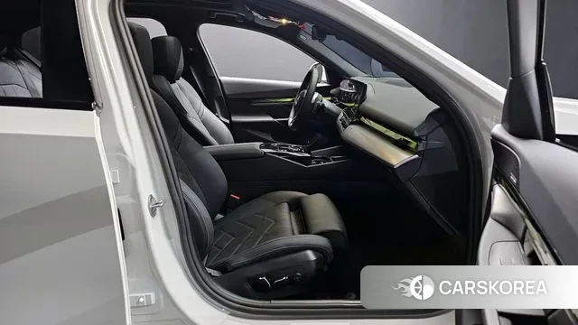 BMW 5 Series (G60) 2025 Белый из Кореи, фото 2