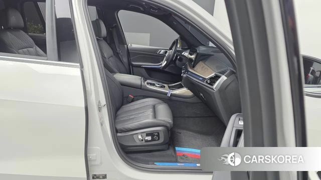 BMW X7 (G07) 2023 Белый из Кореи, фото 2