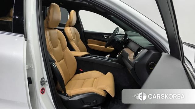 Volvo XC60 second Generation 2021 Белый из Кореи, фото 2