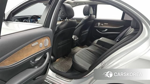Mercedes-Benz E-Class W213 2018 Серебряный из Кореи, фото 2