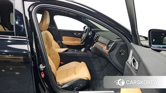 Volvo V60 Cross-Country 2nd Generation 2023 Черный из Кореи, фото 2