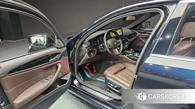 BMW 5 Series (G30) 2023 Черный из Кореи, фото 2