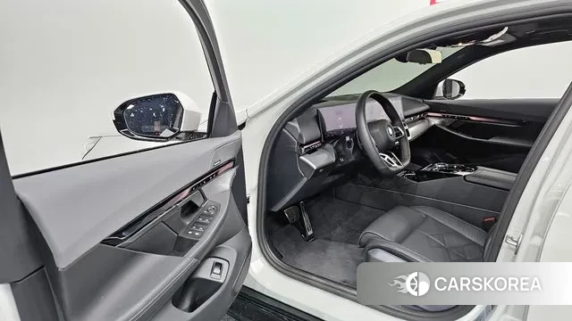 BMW 5 Series (G60) 2025 Белый из Кореи, фото 2