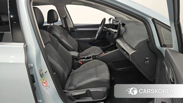 Volkswagen Golf 8th Generation 2025 Небесно-голубой из Кореи, фото 2