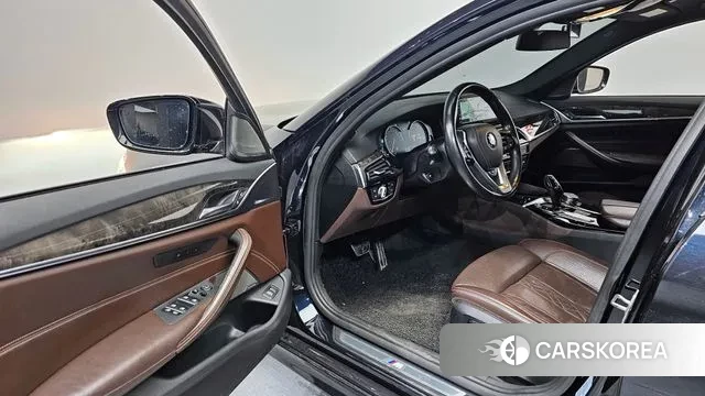 BMW 5 Series (G30) 2018 Черный из Кореи, фото 2