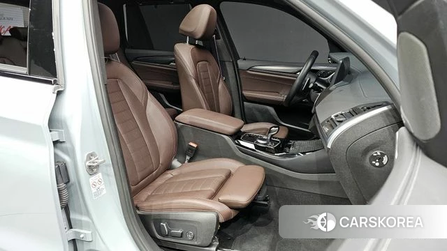 BMW X3 (G01) 2024 Светло-серебряный цвет из Кореи, фото 2