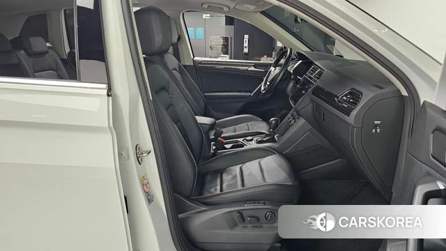 Volkswagen Tiguan second Generation 2018 Белый из Кореи, фото 2
