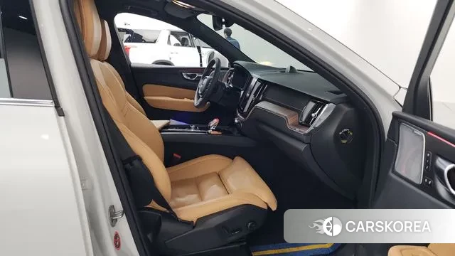 Volvo XC60 second Generation 2022 Белый из Кореи, фото 2