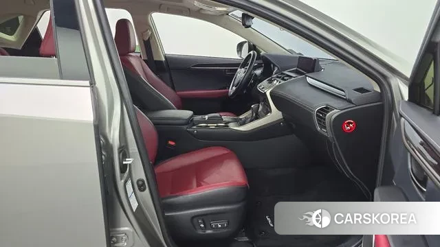 Lexus NX300h 2020 Серебристо-серый из Кореи, фото 2