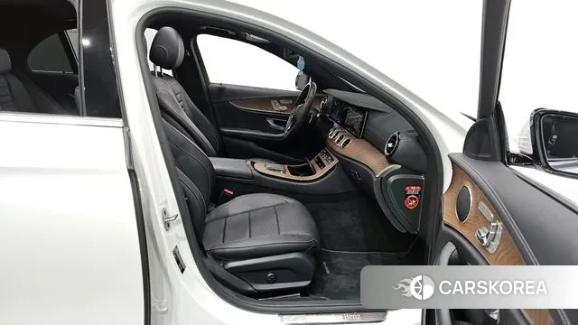 Mercedes-Benz E-Class W213 2022 Белый из Кореи, фото 2